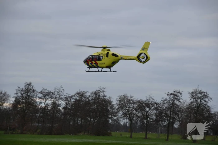 Auto belandt over de kop in de sloot