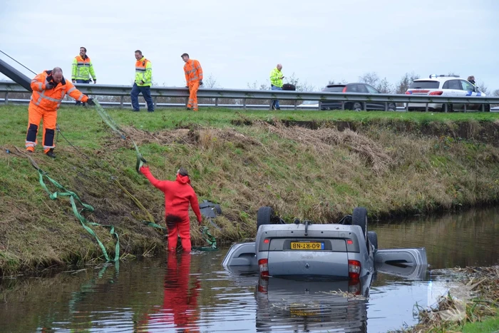 Auto belandt over de kop in de sloot