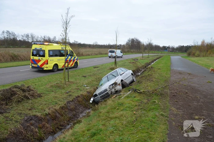 Automobilist raakt van de weg en belandt in sloot