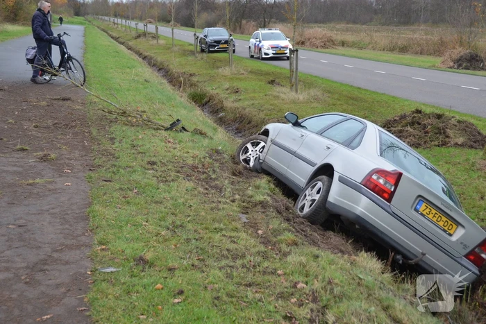 Automobilist raakt van de weg en belandt in sloot