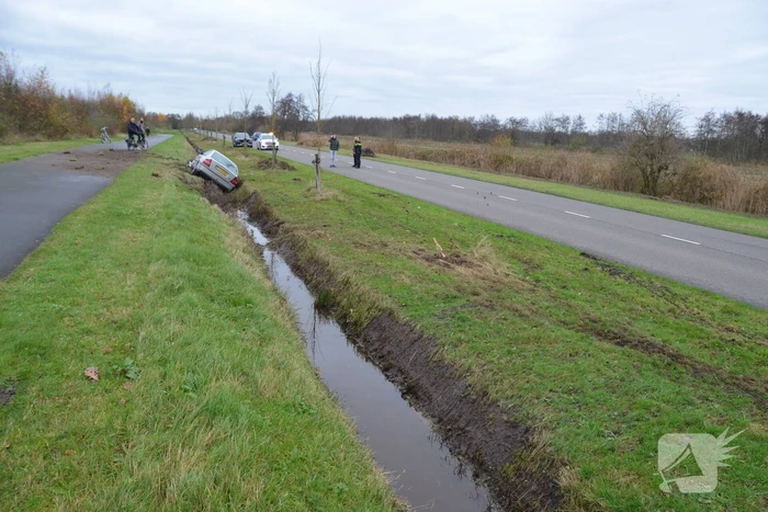 Automobilist raakt van de weg en belandt in sloot