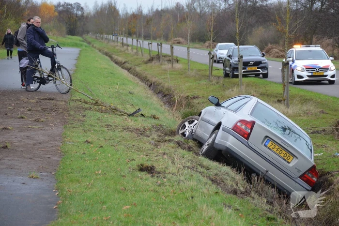 Automobilist raakt van de weg en belandt in sloot