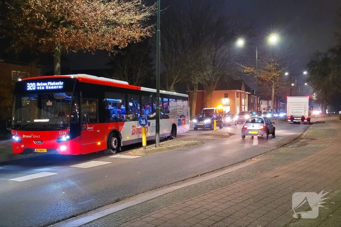 Lijnbus rijdt op bestelbus