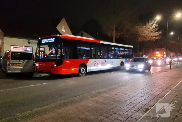 Lijnbus rijdt op bestelbus