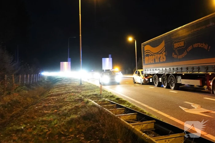 Auto klapt achterop vrachtwagen