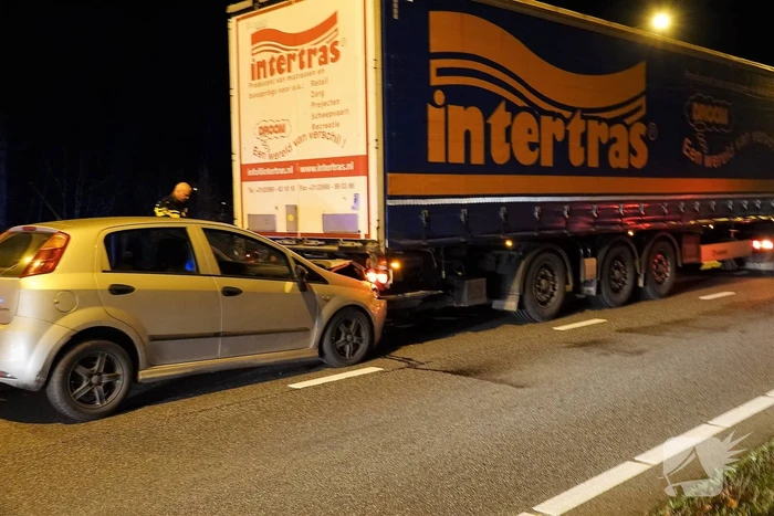 Auto klapt achterop vrachtwagen