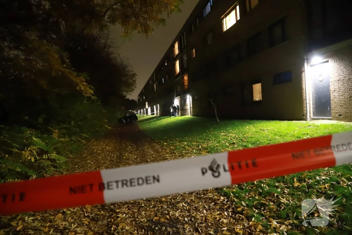 Persoon zwaargewond na val uit raam