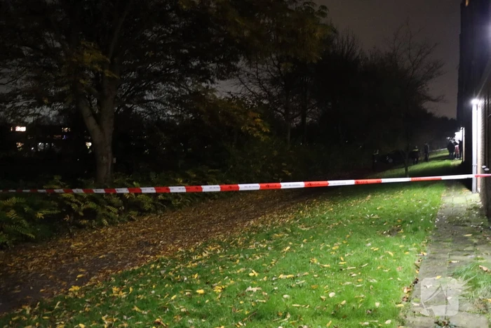 Persoon zwaargewond na val uit raam