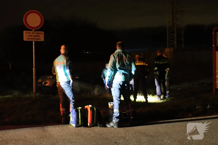 Bestuurster belandt in sloot met auto