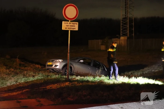 Bestuurster belandt in sloot met auto