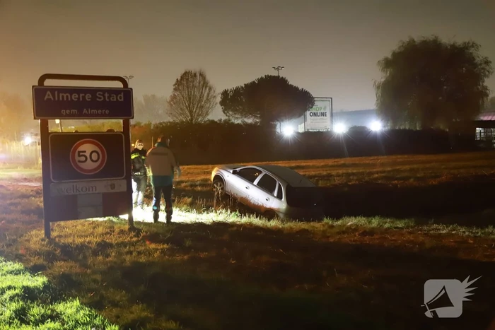 Bestuurster belandt in sloot met auto
