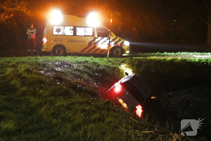 Automobilist raakt met auto van de weg en belandt in sloot