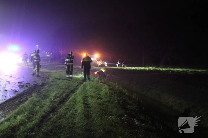 Automobilist raakt met auto van de weg en belandt in sloot