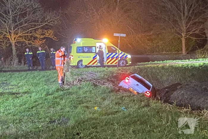 Automobilist raakt met auto van de weg en belandt in sloot