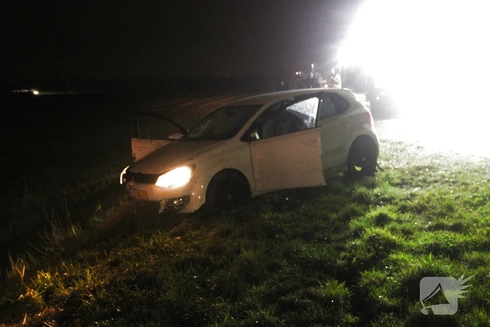 Automobilist raakt met auto van de weg en belandt in sloot