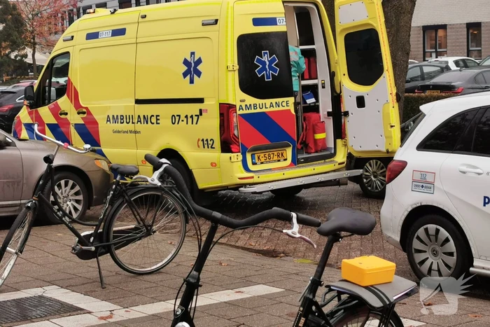 Fietser raakt gewond bij botsing met personenauto
