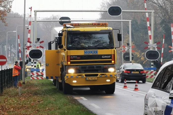 Vrachtwagen blokkeert weg bij spoorwegovergang