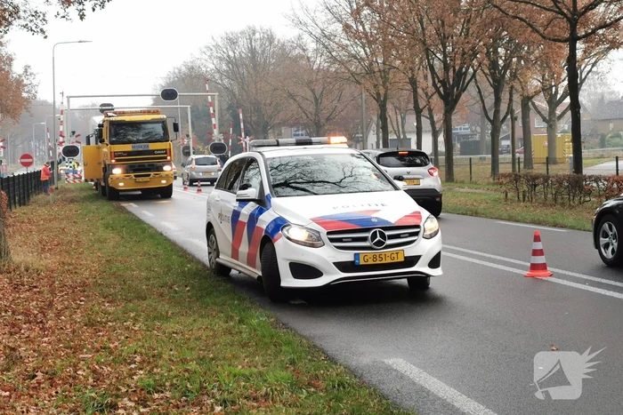 Vrachtwagen blokkeert weg bij spoorwegovergang