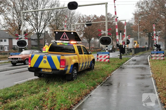 Vrachtwagen blokkeert weg bij spoorwegovergang