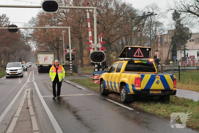 Vrachtwagen blokkeert weg bij spoorwegovergang