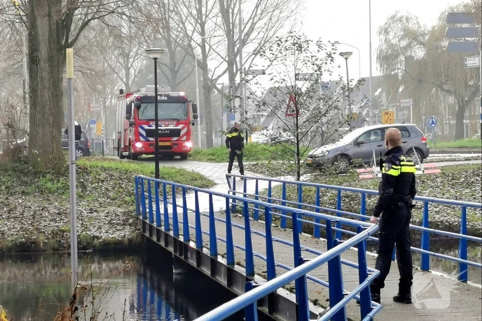 Verdachten voorwerpen uit het water gehaald