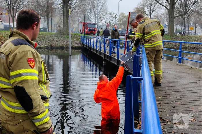 Verdachten voorwerpen uit het water gehaald