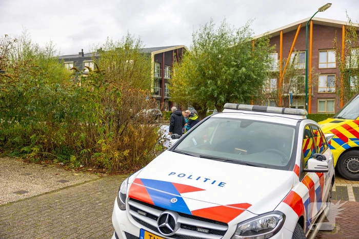 Fietsster gewond bij botsing tegen paal
