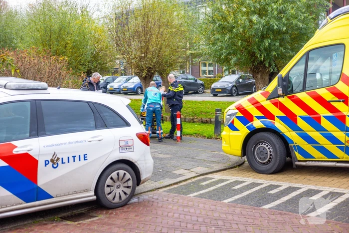 Fietsster gewond bij botsing tegen paal