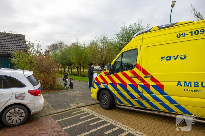 Fietsster gewond bij botsing tegen paal