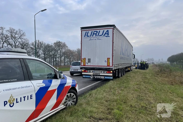 Vrachtwagen botst op auto