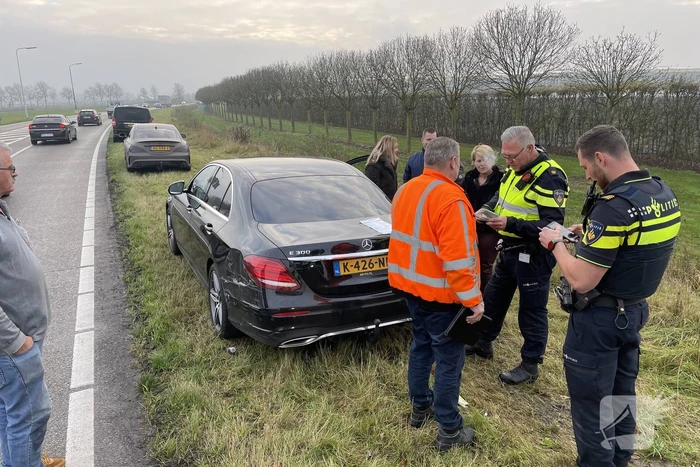 Vrachtwagen botst op auto