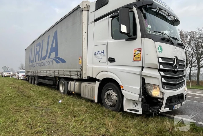 Vrachtwagen botst op auto