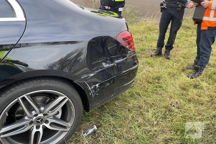 Vrachtwagen botst op auto