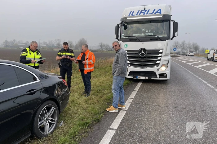 Vrachtwagen botst op auto