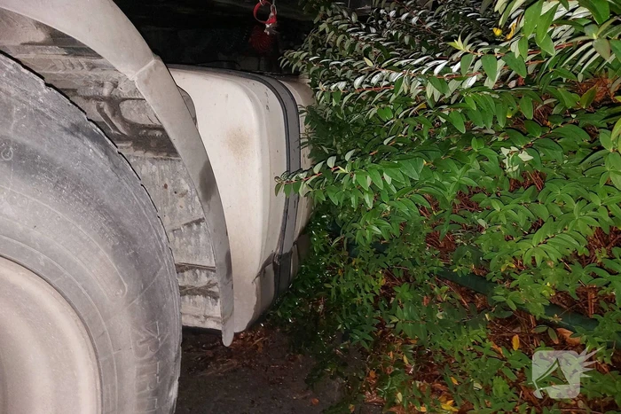 Diesellucht door brandstoflekkage in vrachtwagen