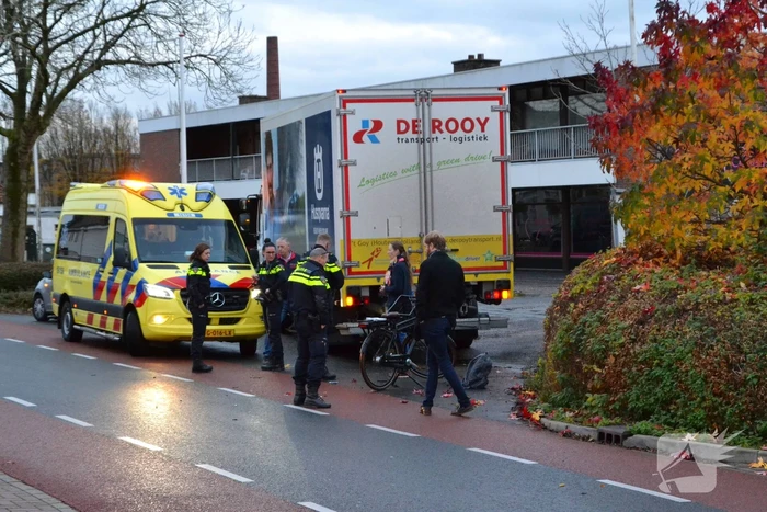 Fietser en vrachtwagen komen met elkaar in botsing