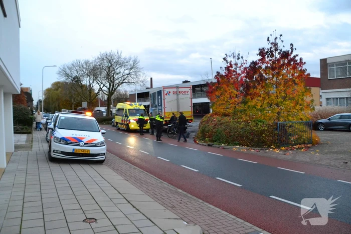 Fietser en vrachtwagen komen met elkaar in botsing