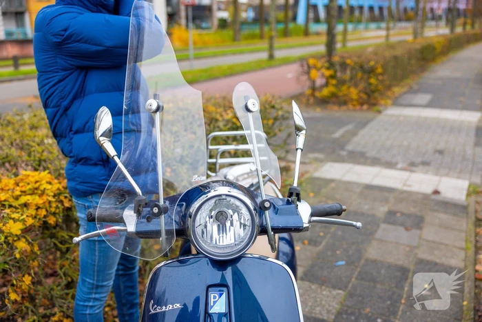 Scooterrijder botst in flank van auto bij inrit Winkelcentrum Emiclaer