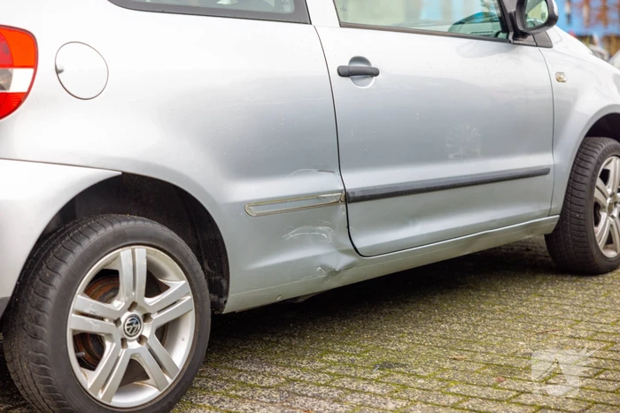 Scooterrijder botst in flank van auto bij inrit Winkelcentrum Emiclaer