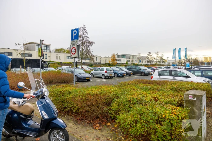 Scooterrijder botst in flank van auto bij inrit Winkelcentrum Emiclaer