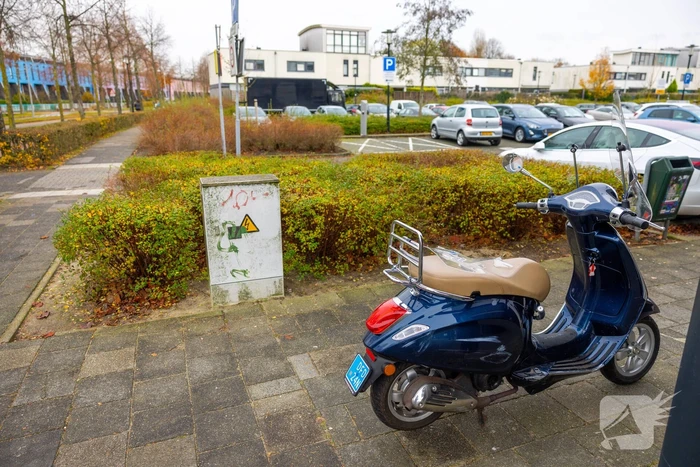 Scooterrijder botst in flank van auto bij inrit Winkelcentrum Emiclaer