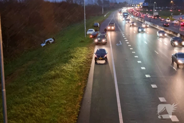 Auto belandt in sloot naast snelweg