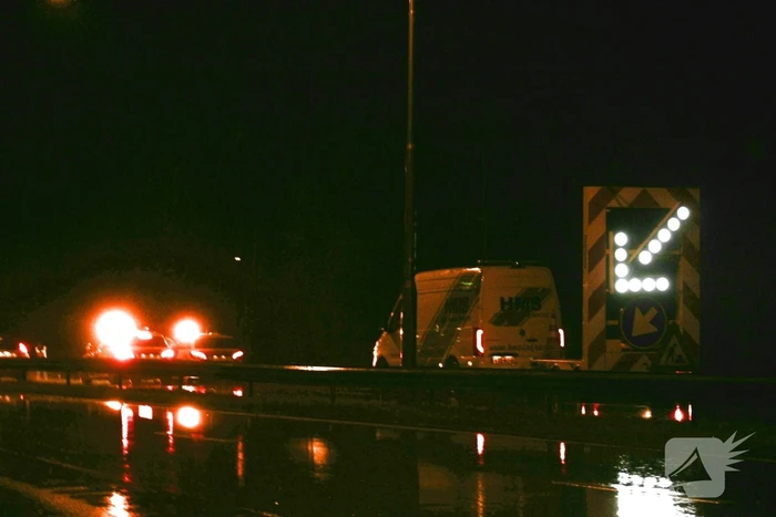 Auto belandt in berm naast snelweg