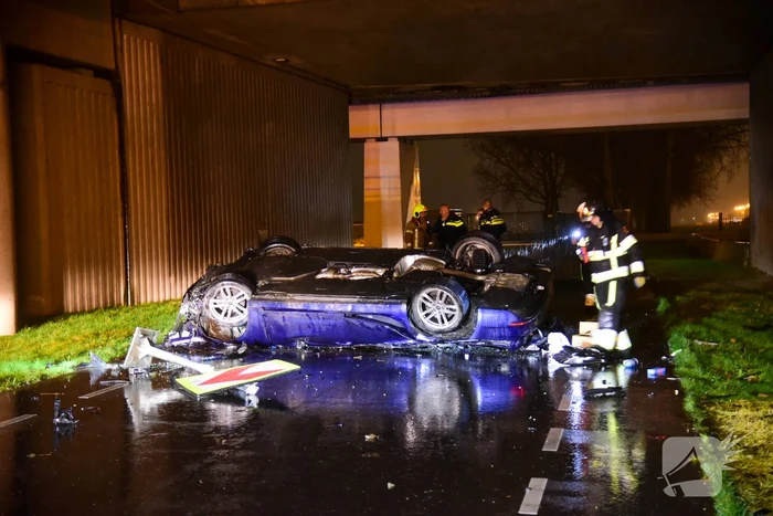 Automobilist verliest controle over stuur en maakt val van 17 meter met auto