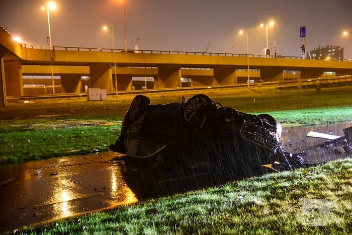 Automobilist verliest controle over stuur en maakt val van 17 meter met auto