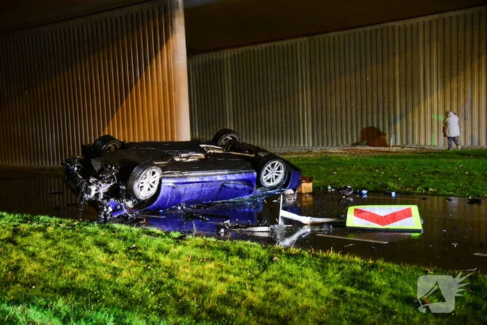 Automobilist verliest controle over stuur en maakt val van 17 meter met auto