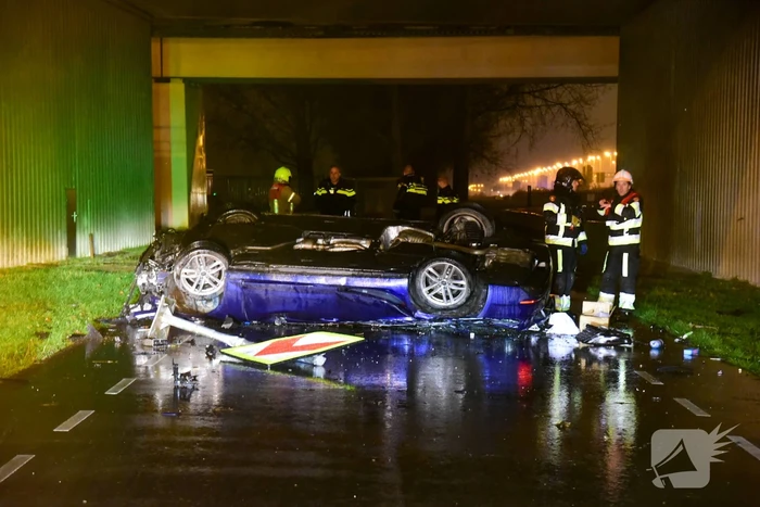 Automobilist verliest controle over stuur en maakt val van 17 meter met auto