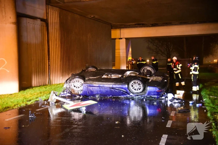Automobilist verliest controle over stuur en maakt val van 17 meter met auto