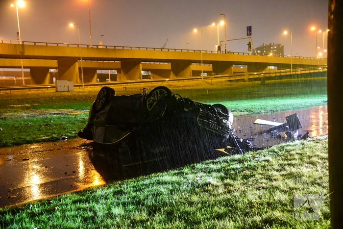 Automobilist verliest controle over stuur en maakt val van 17 meter met auto
