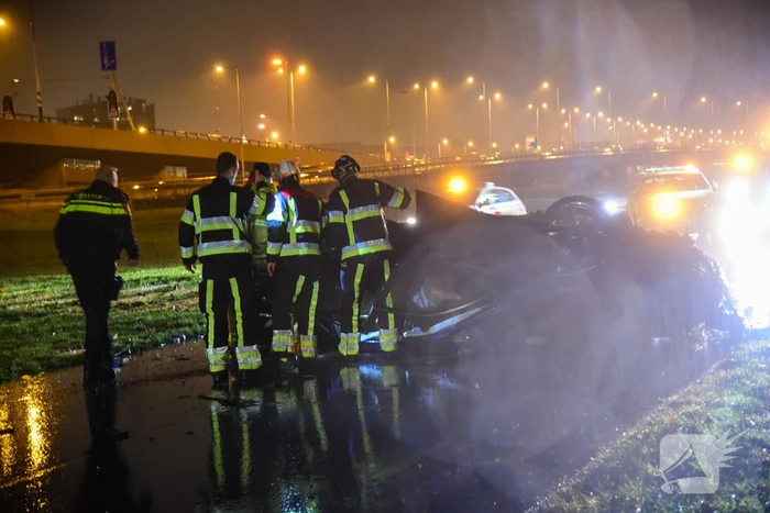 Automobilist verliest controle over stuur en maakt val van 17 meter met auto